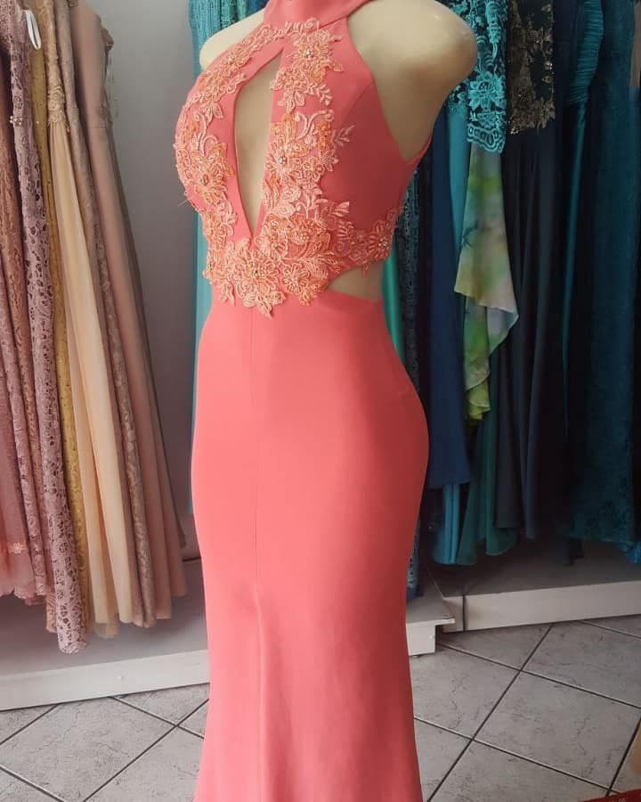 Vestido coral com decote nas costas