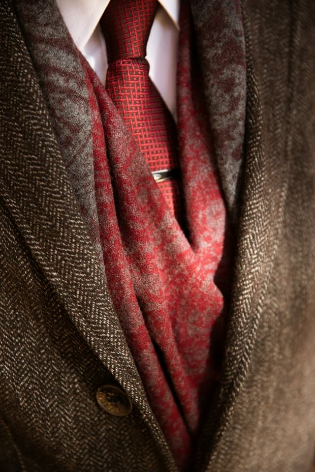Gravata vermelha em tweed — detalhe
