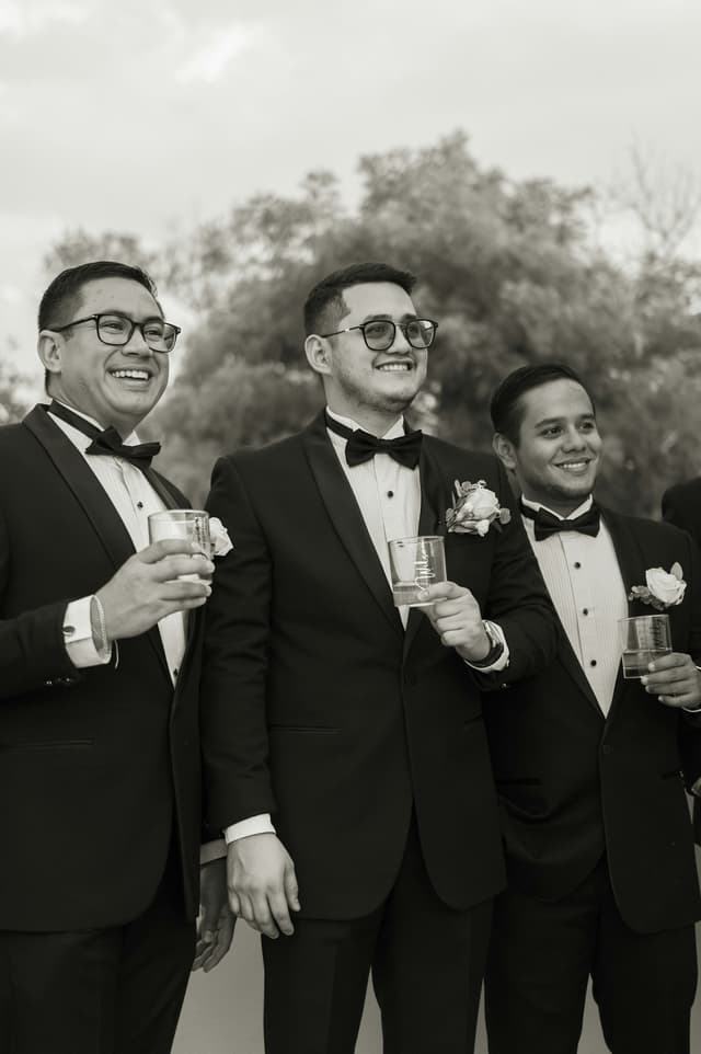 Padrinhos de terno — foto ilustrativa