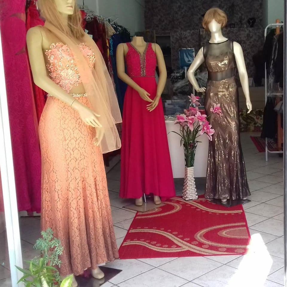Vitrine do atelier com vestidos em manequins